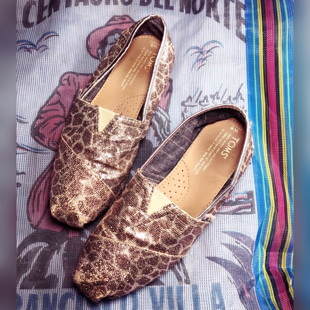 Sparkly, TOMS, animal print flats!!
